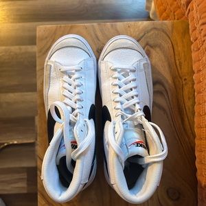 Niles size 6. Worn a few times but are in amazing shape!